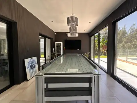 Casa en Alquiler con 2 cocheras