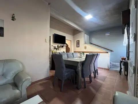 Casa 6 ambientes con 2 baños