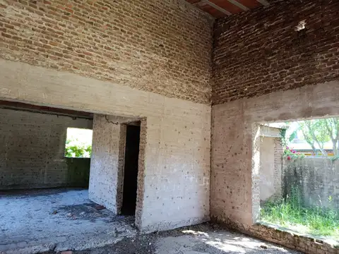 Casa 8 ambientes con 2 baños