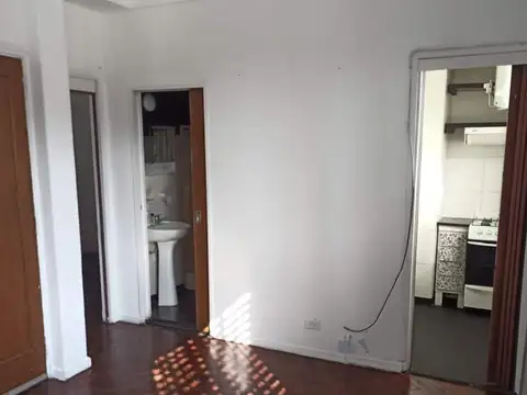 2 Ambientes I 3er. piso por escalera I B/Expensas I M/Lum. 