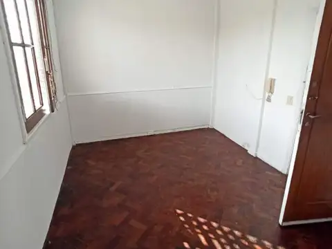 2 Ambientes I 3er. piso por escalera I B/Expensas I M/Lum.