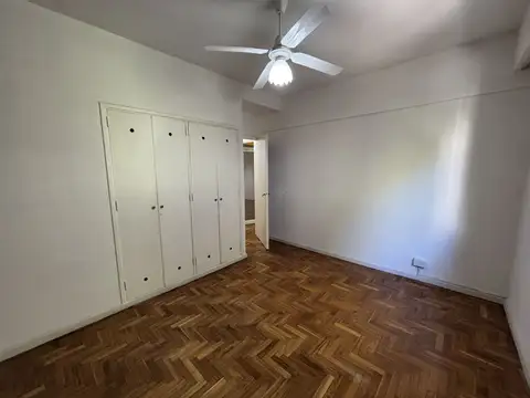  EN EXECELENTE UBICACION CON BALCON AL FRENTE, EN MUY BUEN ESTADO 