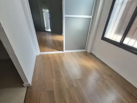 SE ALQUILA LINDO Y AMPLIO LOCAL EN ESQUINA, IDEAL DEPÓSITO U OFICINA