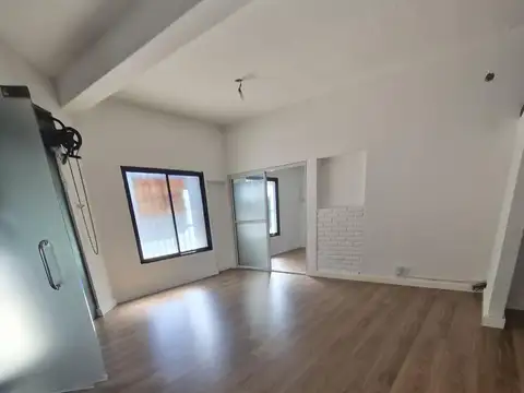 SE ALQUILA LINDO Y AMPLIO LOCAL EN ESQUINA, IDEAL DEPÓSITO U OFICINA