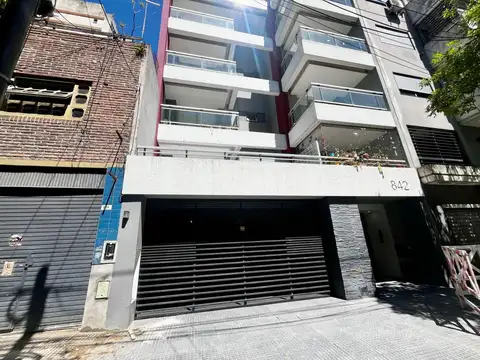 Departamento de 2 ambientes con cochera en Caballito.