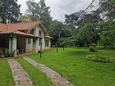 Casaquinta 2400m2 en Tortuguitas Centro 4 Dorm.