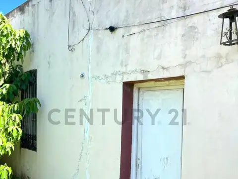 Casa 7 ambientes con 1 baño