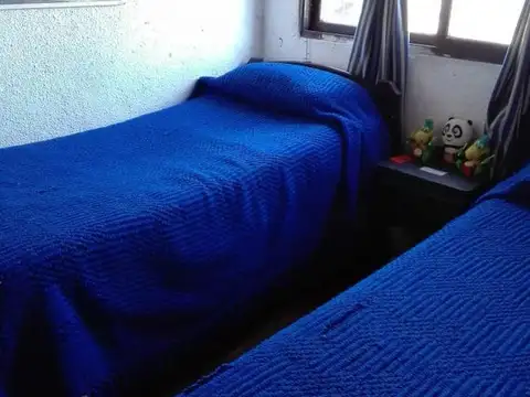 Casa en venta - 4 dormitorios 2 baño - cochera - 300mts2 - Los Hornos, La Plata