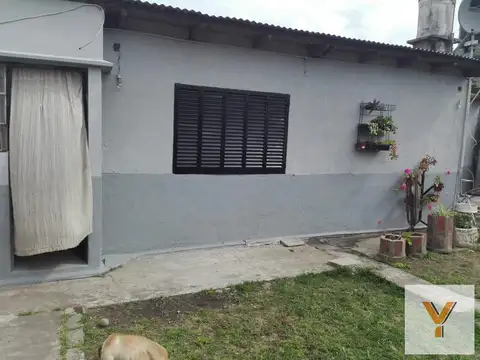 Casa en venta - 4 dormitorios 2 baño - cochera - 300mts2 - Los Hornos, La Plata