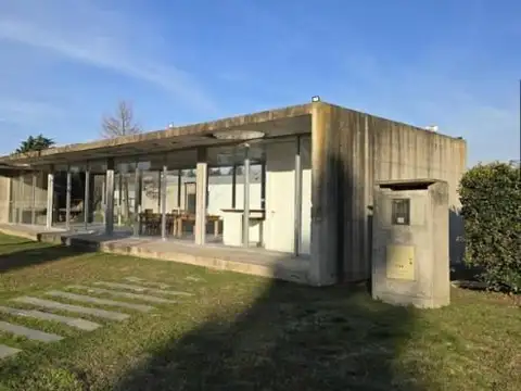 Casa en Alquiler con 2 cocheras