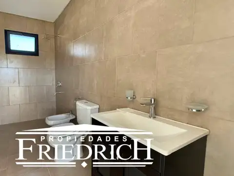 Casa 4 ambientes con 2 baños