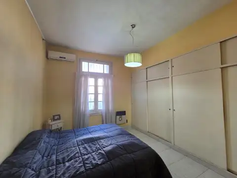 Casa 4 ambientes con cochera y patio en  V. Alsina