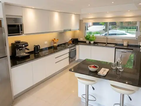 Casa en Venta con 4 cocheras