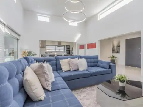 Casa en Venta con 3 cocheras