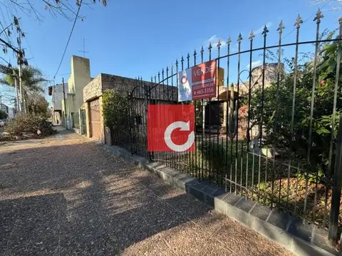 Venta de casa de 3 Dormitorios + cochera + jardín + piscina + quincho