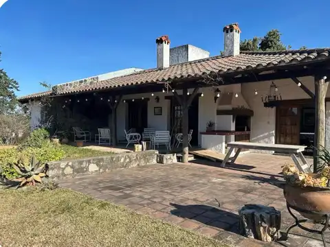 Casa en Alquiler con 2 cocheras