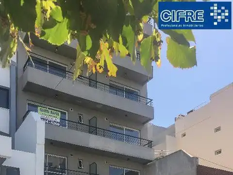 Amplio monoambiente de 9 x 3 con salida al balcon al frente.