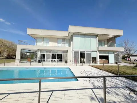 Casa 7 ambientes con 4 baños