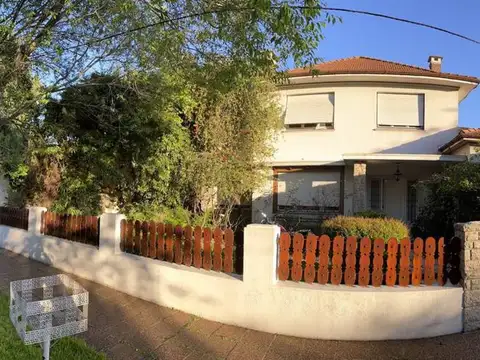 Florida Excelente casa de 6 ambientes en 2 plantas c/quincho, pileta, sauna y gran jardín y depend.