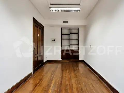 Oficina de  4 ambientes en alquiler. Microcentro