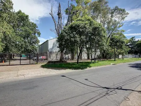 Terreno ideal para emprendimiento dada su superficie y salida a 4 calles