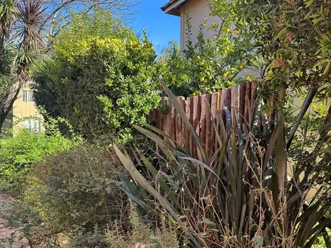 Casa en Alquiler con 3 cocheras