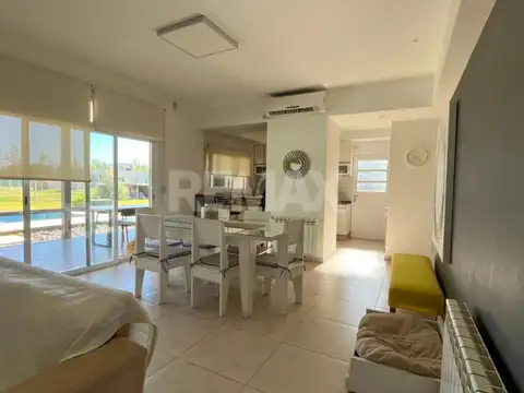 Casa 4 ambientes con 2 baños