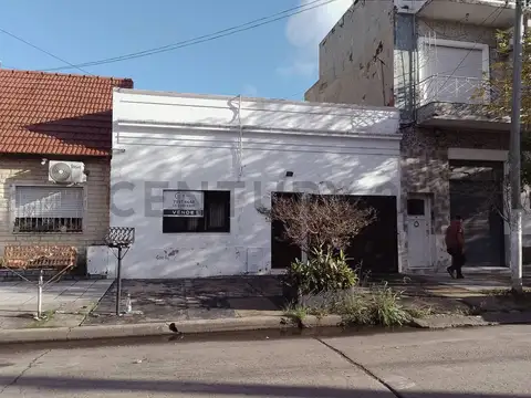 CASA 3 AMBIENTES CON COCHERA, TERRAZA Y GRAN JARDÍN DE 215 m² LIBRES – EXCELENTE UBICACIÓN