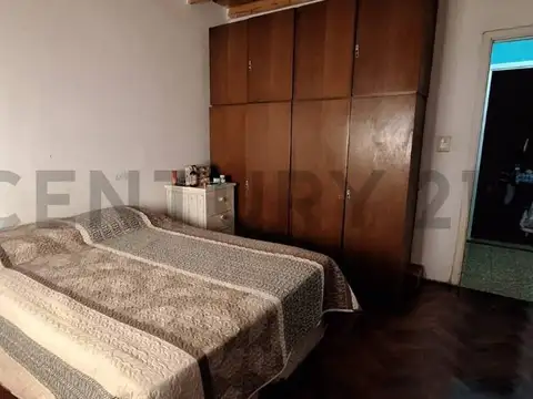 CASA 3 AMBIENTES CON COCHERA, TERRAZA Y GRAN JARDÍN DE 215 m² LIBRES – EXCELENTE UBICACIÓN
