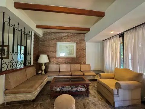 Casa 4 ambientes con 2 baños