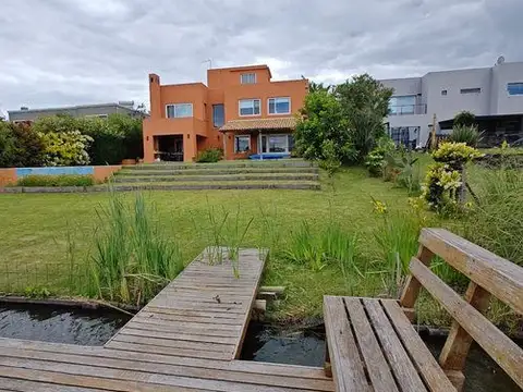 San Benito venta casa 5  ambientes a la laguna/ todo luz