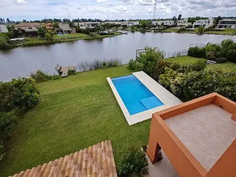 Casa 5 ambientes con 4 baños