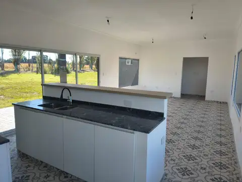 Casa a estrenar de 4 ambientes en venta en barrio cerrado los juncos lujan a56