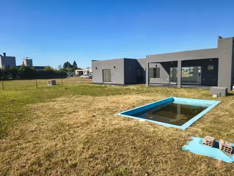 Casa a estrenar de 4 ambientes en venta en barrio cerrado los juncos lujan a56