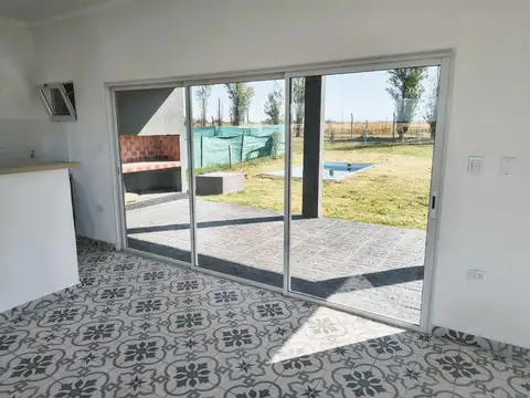 Casa 4 ambientes con 2 baños