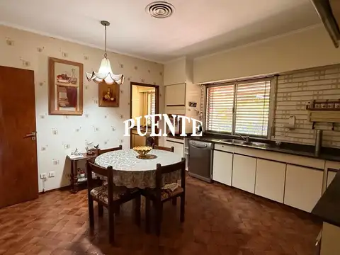 Casa en Venta con 6 cocheras