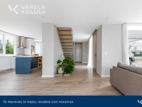 Casa en Venta con 2 cocheras