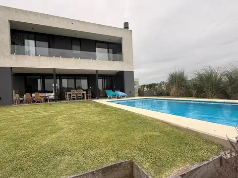 Casa 5 ambientes con 4 baños