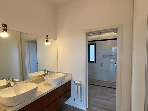 Casa en Alquiler con 2 cocheras