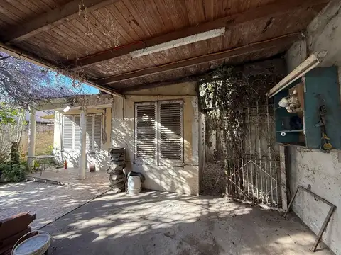 CASA 2 AMBIENTES EN VENTA A REFACCIONAR LONGCHAMPS
