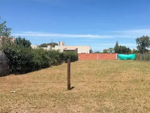 Ubicado en una zona en pleno crecimiento, este terreno representa una oportunidad ideal tanto para p