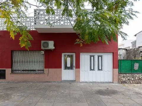 Casa 5 Amb  Villa Alemania Hurlingham- PERMUTA
