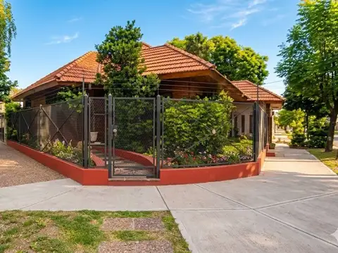Casa 6 Ambientes- 3 domitorios- Piscina- parque- cochera- quincho-  apto crédito