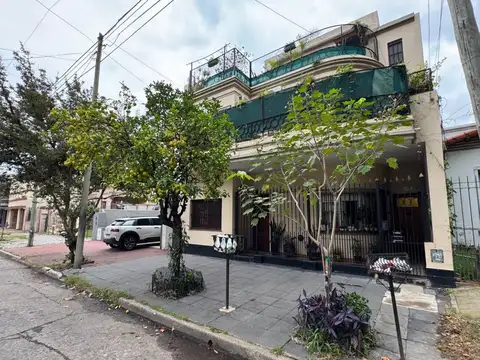 Venta PH al frente de 145m2 en 3 plantas!
