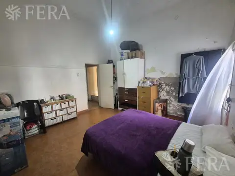 Venta casa para dos familias con patio en Wilde