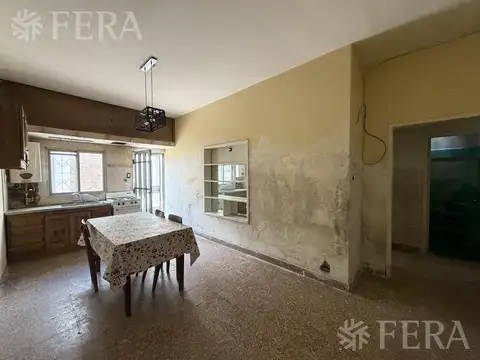 Venta casa para dos familias con patio en Wilde