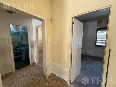 Venta casa para dos familias con patio en Wilde