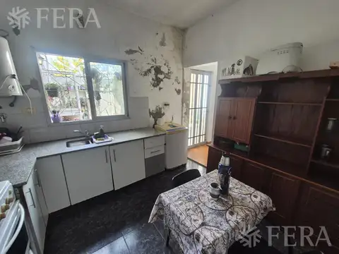 Venta casa para dos familias con patio en Wilde