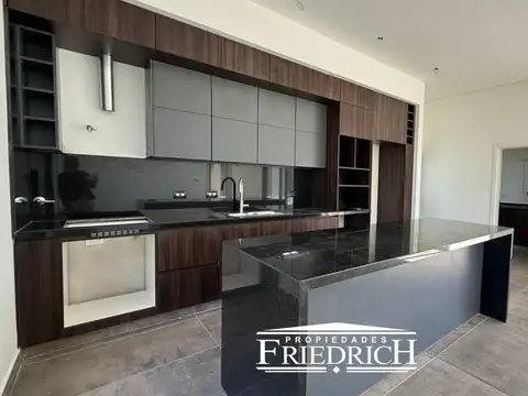 Casa 4 ambientes con 3 baños