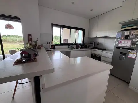 Casa en Alquiler con 2 cocheras